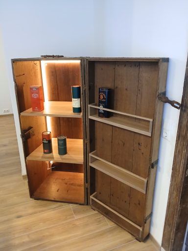 Umbau einer Aussteuertruhe zu einem Whiskyregal mit Innenbeleuchtung.